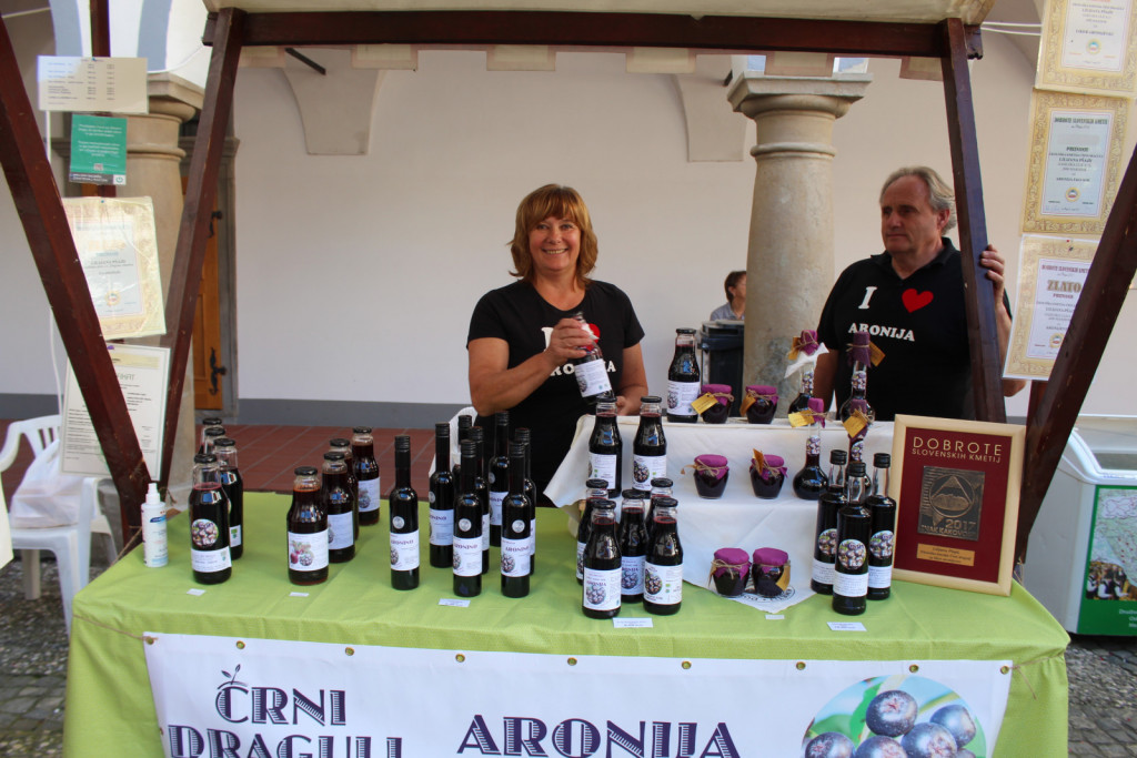 Ekološka kmetija Črni Dragulj je letos prejela srebrni znak za aronino; to je fermentirana sadna pijača. Lilijana Pšajd, ki je za različne izdelke iz aronije od leta 2014 prejela že več priznanj, je vesela vsakega priznanja, ki ga dobi, čeprav si želi, da bi bile označbe dobrot slovenskih kmetij med potrošniki bolje prepoznavne. 