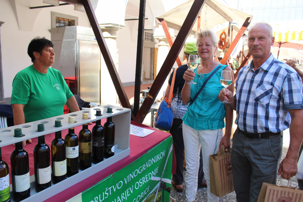 Obiskovalci tržnice so z nakupom degustacijskega bona dobili kozarec in poizkušali vina Društva vinogradnikov in sadjarjev osrednje Slovenske gorice. <br>