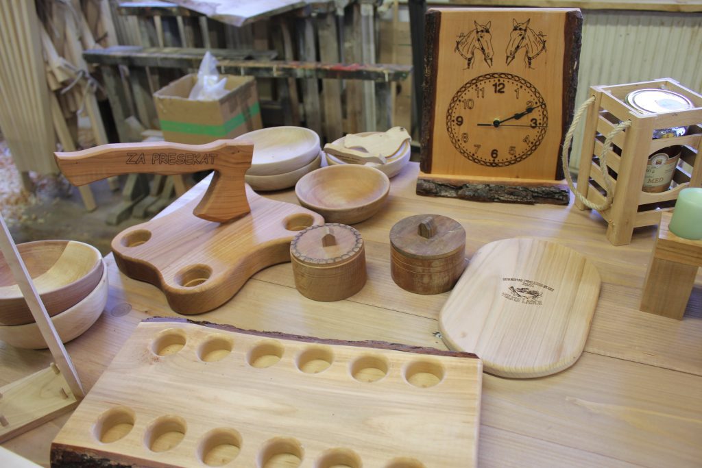 Unikatni leseni izdelki Borisa Škulja - dekorativni izdelki, rezalne deske, škatlice in podobno.